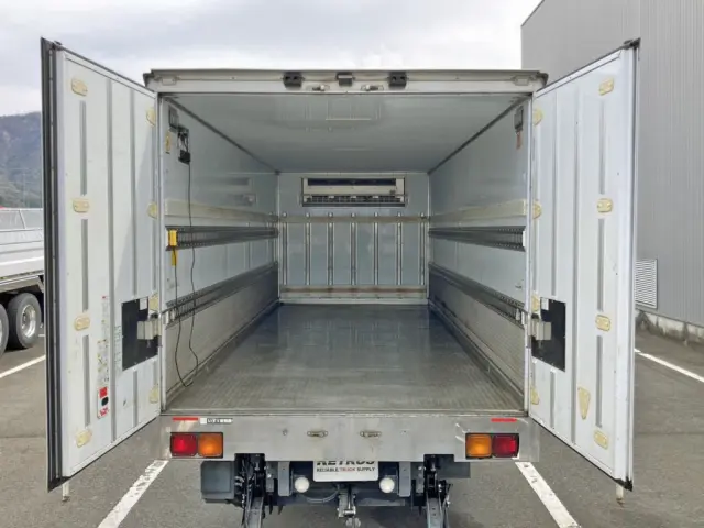 リヤドアは90℃ストッパー付きです。|いすゞ フォワード 2PG-FTR90V2の写真10