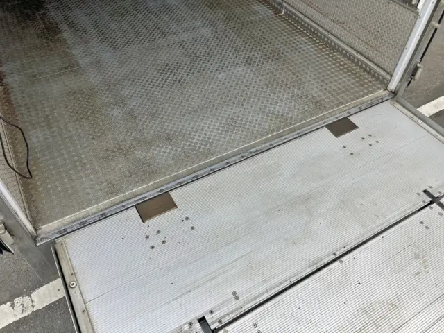 ゲートを上限まで上げた状態です。|いすゞ フォワード 2PG-FTR90V2の写真21