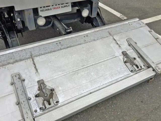 ゲート裏側に引きキズがあります。|いすゞ フォワード 2PG-FTR90V2の写真22