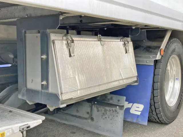ボディー運転席側後方にステンレス製の工具箱が付いています。|いすゞ フォワード 2PG-FTR90V2の写真29