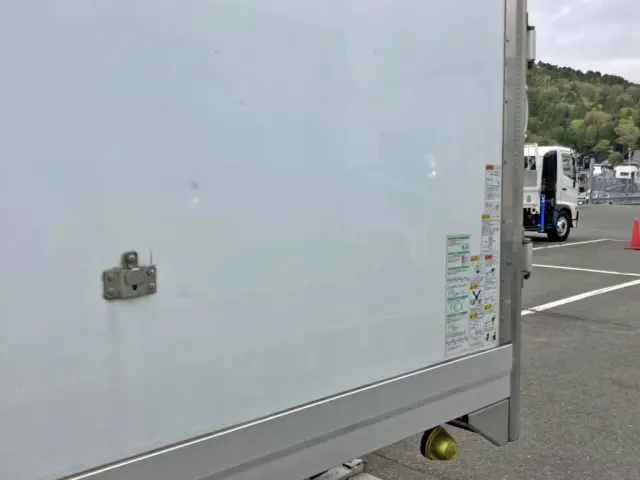 ボディー助手席側後方下部にヘコミがあります。|いすゞ フォワード 2PG-FTR90V2の写真32