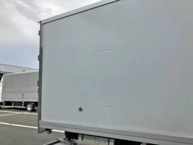 ボディー運転席側後方に引きキズ・ヘコミがあります。|いすゞ フォワード 2PG-FTR90V2の写真33