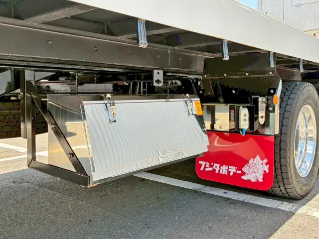 ボディー運転席側後方にステンレス製の工具箱が付いています。|三菱 スーパーグレート 2PG-FY80VYの写真17