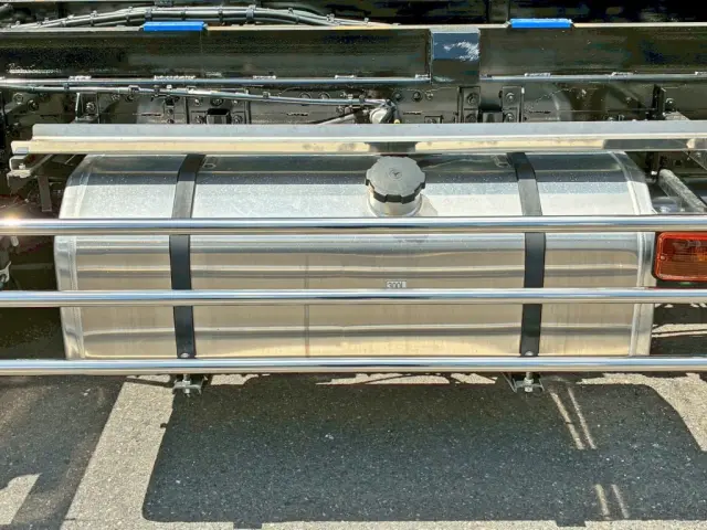 燃料タンクは３００Lアルミ製です。|三菱 スーパーグレート 2PG-FY80VYの写真20