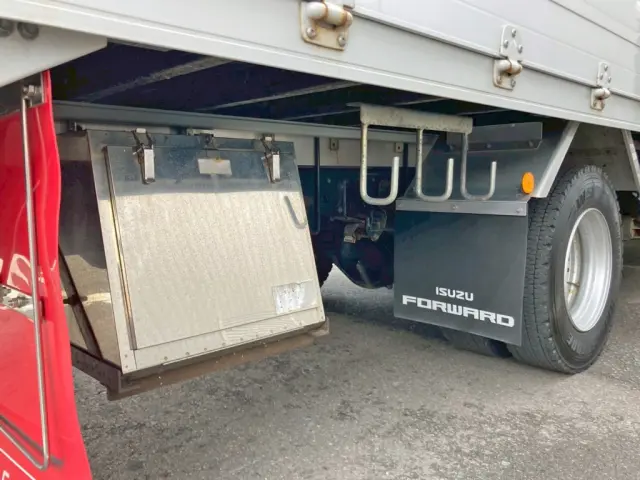 ボディー運転席側後方にステンレスの工具箱が付いています。|いすゞ フォワード 2RG-FRR90S2(2WD)の写真17