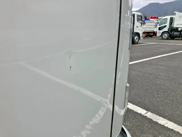 運転席ドアにキズがあります。|いすゞ フォワード 2RG-FRR90S2(2WD)の写真20