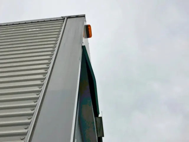 ボディー前方運転席側のステーに少々曲がりがあります。|三菱 スーパーグレート QPG-FS64VZ(8x4)の写真15