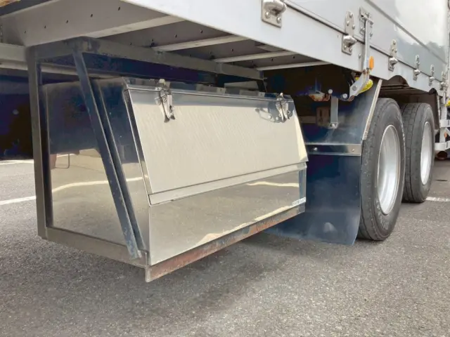 ボディー運転席側後方にステンレス製の工具箱が付いています。|三菱 スーパーグレート QPG-FS64VZ(8x4)の写真17