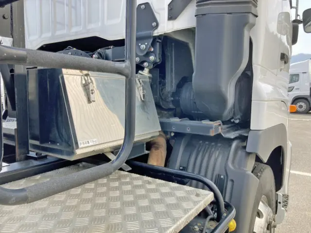 つい立運転席側下部にステンレス製の工具箱が付いています。|日野 プロフィア 2DG-FS1AJEの写真23
