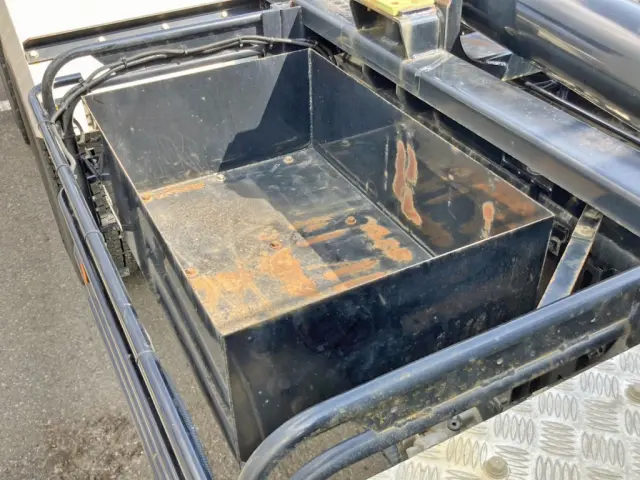 運転席側にりん木入れが付いています。|日野 プロフィア 2DG-FS1AJEの写真25