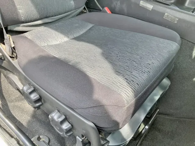 運転席座面にヘタリがあります。|三菱 スーパーグレート 2KG-FV70HYの写真12