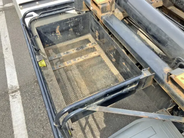 運転席側にりん木入れが付いています。|三菱 スーパーグレート 2KG-FV70HYの写真28