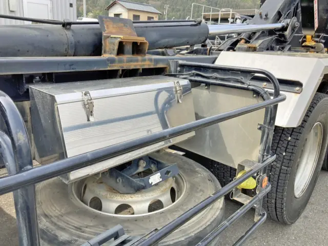 助手席側にステンレス製の工具箱が付いています。|三菱 スーパーグレート 2KG-FV70HYの写真29
