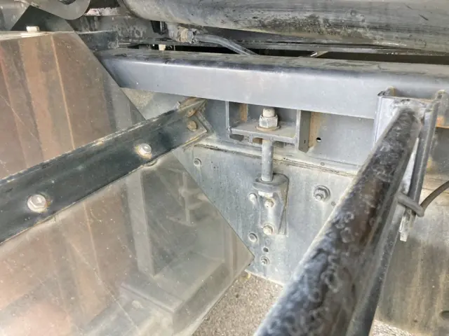 ボディーボルトに緩みがあります。(運転席側中央部)|三菱 スーパーグレート 2KG-FV70HYの写真34