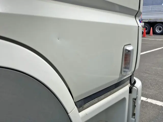 運転席ドアにヘコミがあります。|三菱 スーパーグレート 2KG-FV70HYの写真41