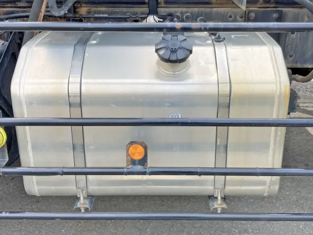 燃料タンクは300Lアルミ製です。|三菱 スーパーグレート 2KG-FV70HYの写真43