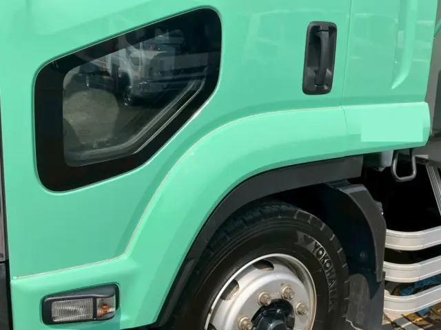 助手席側ドアにキズ・看板跡があります。|いすゞ フォワード LKG-FTR90T2の写真16