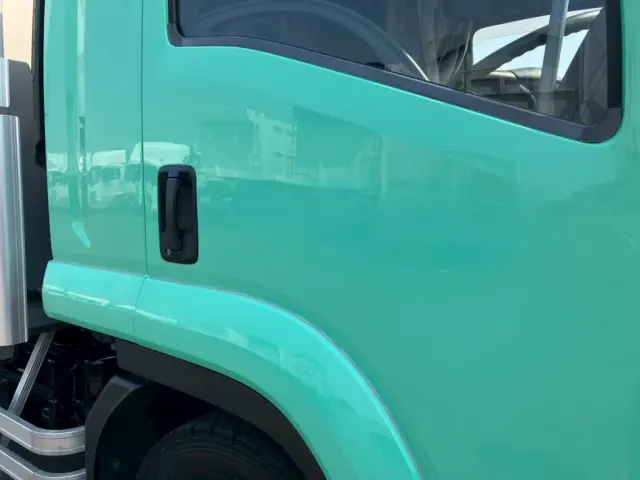 運転席側ドアにキズ・看板跡があります。|いすゞ フォワード LKG-FTR90T2の写真23