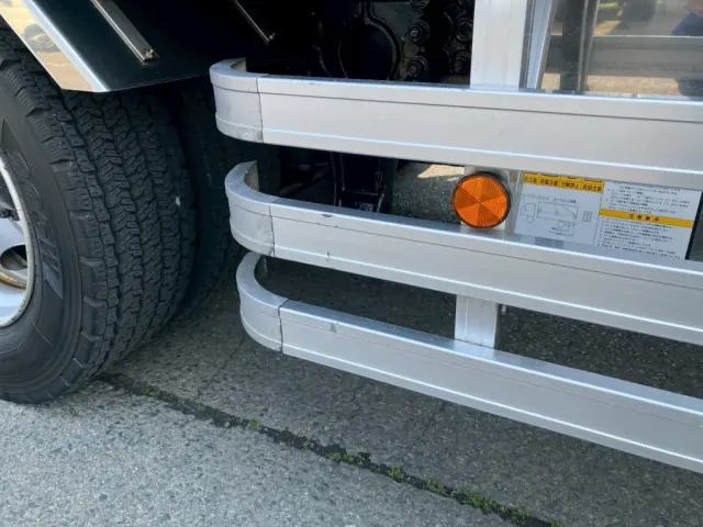 運転席側ドアにキズがあります。|いすゞ フォワード LKG-FTR90T2の写真25