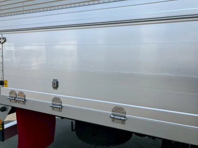 運転席側アオリに看板跡があります。|いすゞ フォワード LKG-FTR90T2の写真26