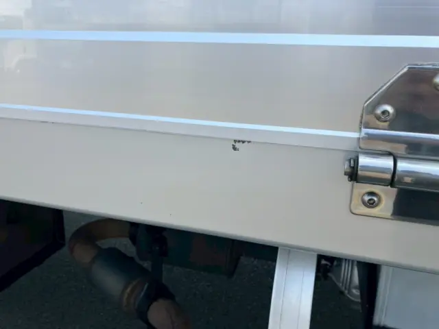 運転席側ボディーにキズがあります。|いすゞ フォワード LKG-FTR90T2の写真28
