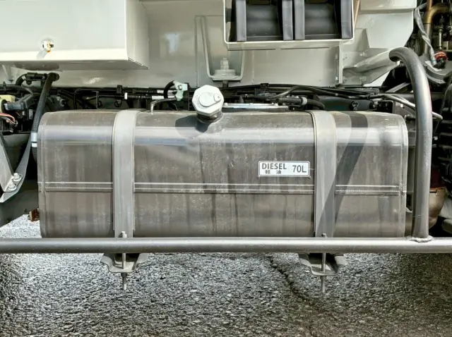 燃料タンクは70Lです。|三菱 キャンター 2RG-FEAV0(2WD)の写真25