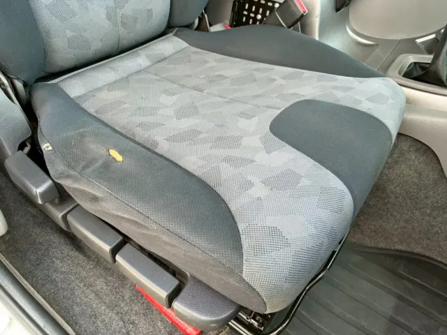 運転席座面にヘタリ・破れがあります。|UD クオン QKG-CD5ZLの写真9
