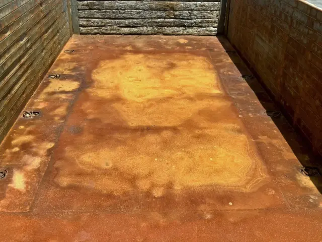 床板後方に補修跡とヘコミがあります。|UD クオン QKG-CD5ZLの写真17