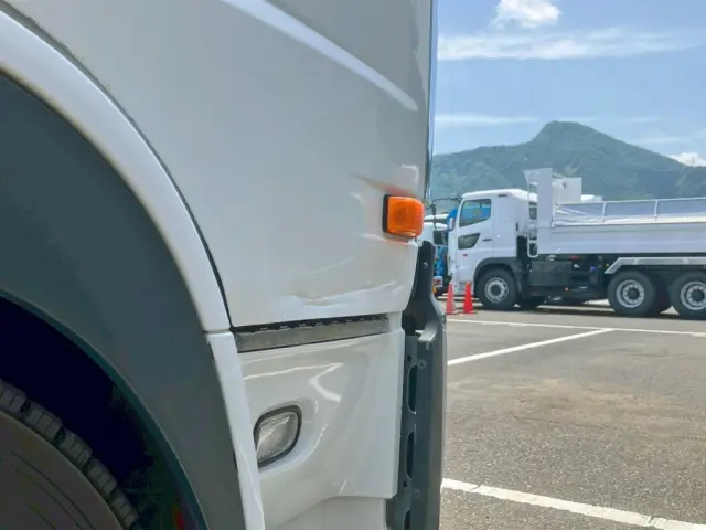 運転手席ドアに引きキズがあります。|UD クオン QKG-CD5ZLの写真36