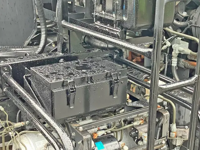 運転席側前方に工具箱が付いています。|いすゞ フォワード 2RG-FRR90S2(2WD)の写真10