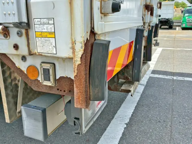 リヤレール助手席側 及び 当たりゴムに曲がりがあります。(周辺にサビがあります)|日野 プロフィア 2DG-FW1AHJの写真31