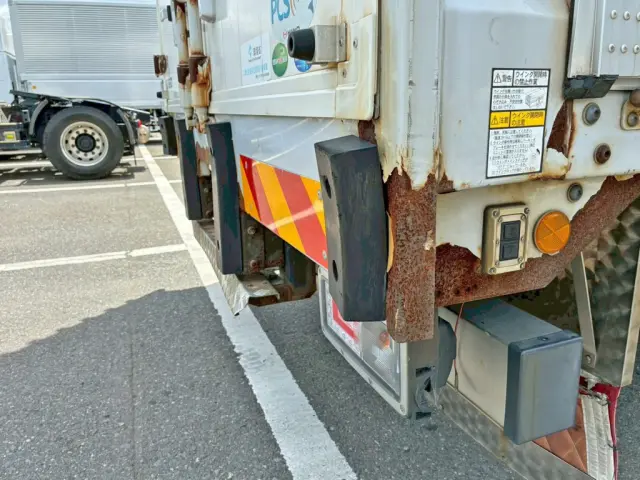 リヤレール運転席側 及び 当たりゴムに曲がりがあります。(周辺にサビがあります)|日野 プロフィア 2DG-FW1AHJの写真32