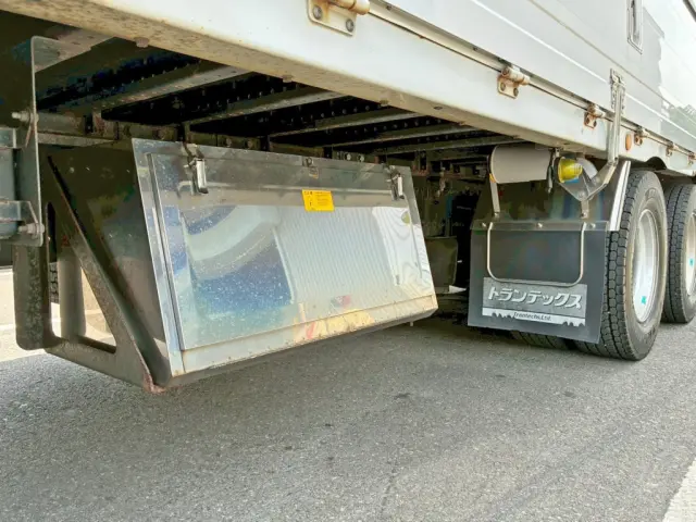 ボディー運転席側後方にステンレス製の工具箱が付いています。|日野 プロフィア 2DG-FW1AHJの写真35
