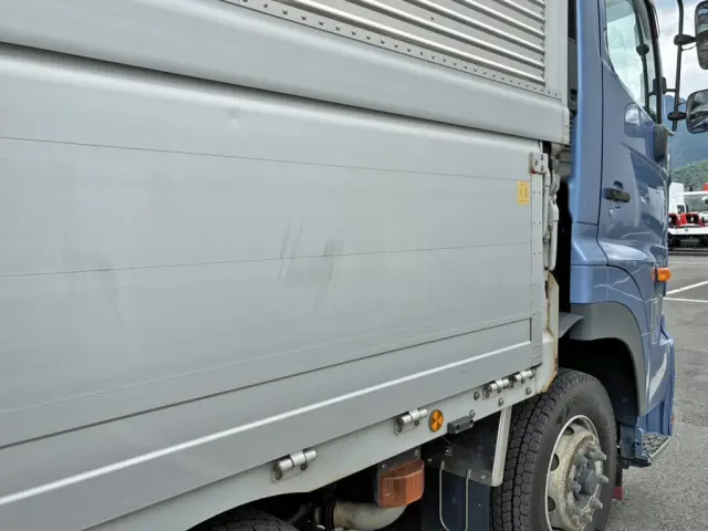 運転席側アオリ前方にキズ・ヘコミがあります。|日野 プロフィア 2DG-FW1AHJの写真37