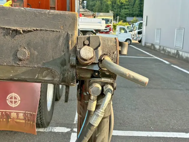 運転席側アウトリガーのロックピンに曲がりがあります。|三菱 スーパーグレート QPG-FU60VZ(6x2)の写真31