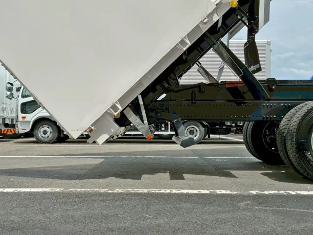 ダンプアップ時はリヤバンパーを格納します。|日野 プロフィア 2DG-FS1AHE(6x4)の写真19