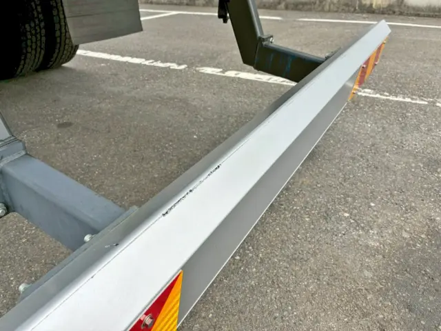リヤバンパー中央上部にキズがあります。|日野 プロフィア 2DG-FS1AHE(6x4)の写真22