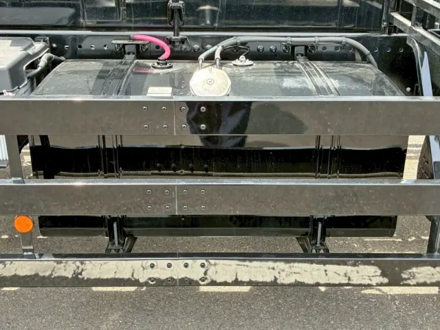 燃料タンクは300Lです。|日野 プロフィア 2DG-FS1AHE(6x4)の写真26