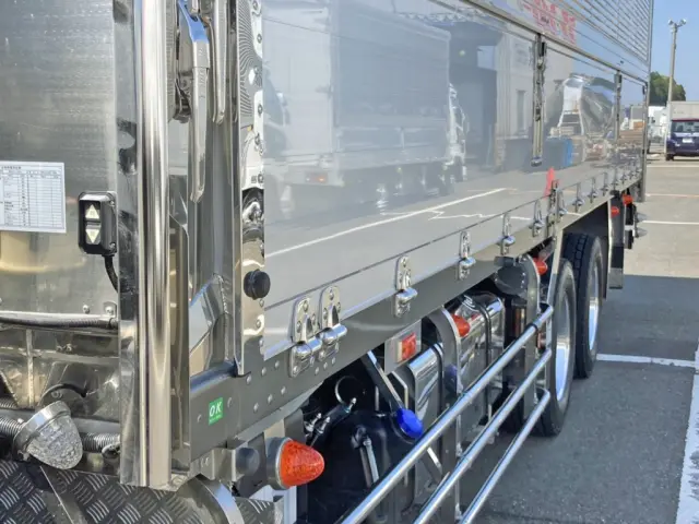 ボディー前方左右にもウイングの開閉スイッチが付いています。|日野 レンジャー 2KG-GK2ABA(6x4)の写真15