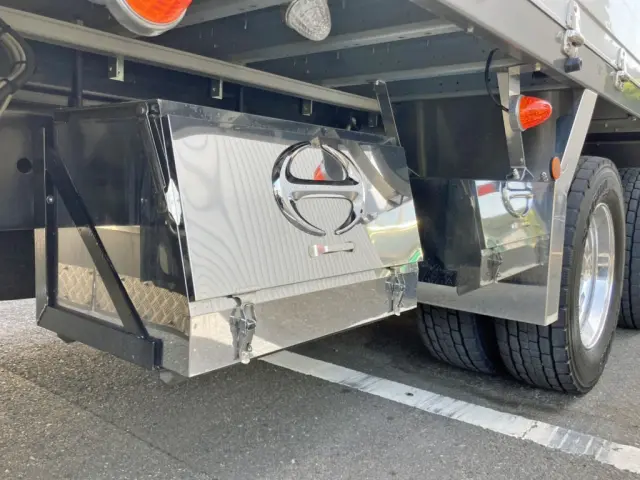 ボディー運転席側後方にステンレス製の工具箱が付いています。|日野 レンジャー 2KG-GK2ABA(6x4)の写真20
