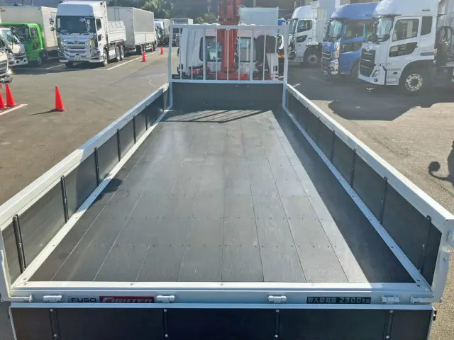 床は板張りです。|三菱 ファイター 2KG-FK62F(2WD)の写真10