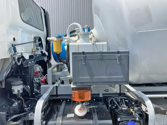 助手席側に工具箱が付いています。|日野 レンジャー 2KG-FJ2ACAの写真17
