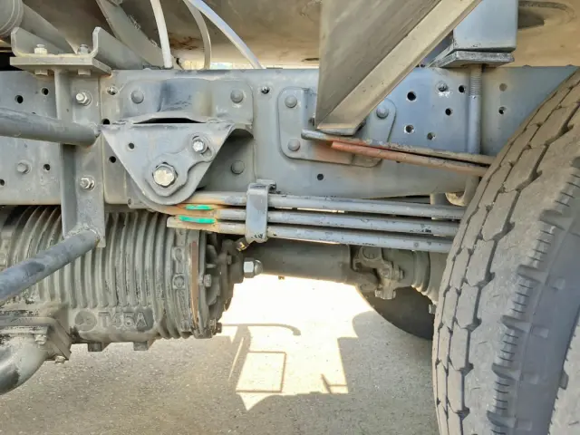 リーフサスです。|日野 デュトロ TKG-XZU600E(2WD)の写真5