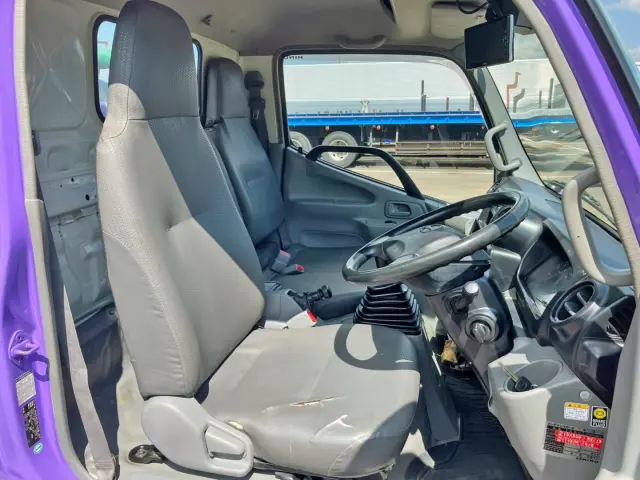 乗車定員は3名です。|日野 デュトロ TKG-XZU600E(2WD)の写真6