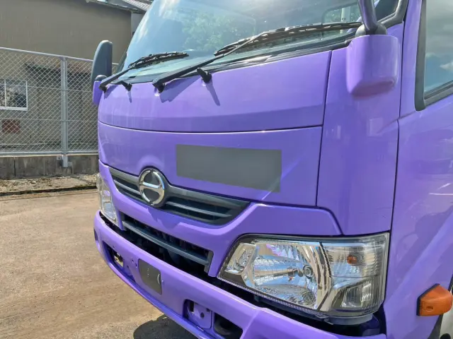 フロントパネルに手塗箇所があります。|日野 デュトロ TKG-XZU600E(2WD)の写真30