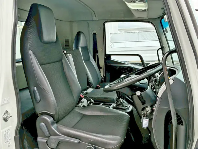 乗車定員は3名です。|三菱 ファイター 2KG-FK65FZの写真7