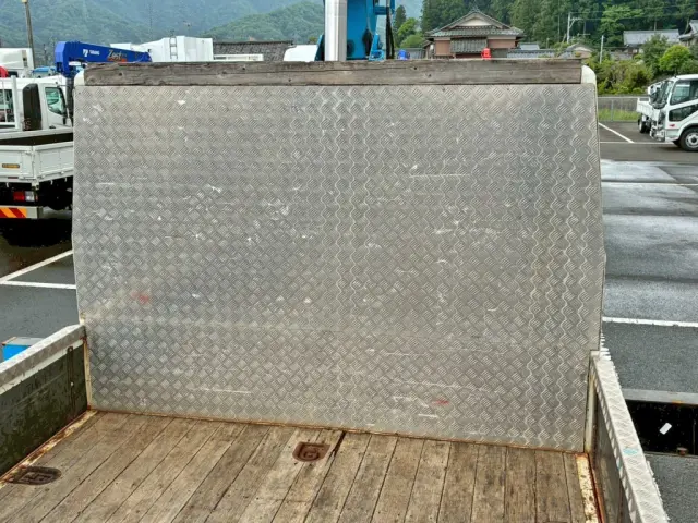 プロテクターは縞板アルミが張られています。|三菱 ファイター 2KG-FK65FZの写真11