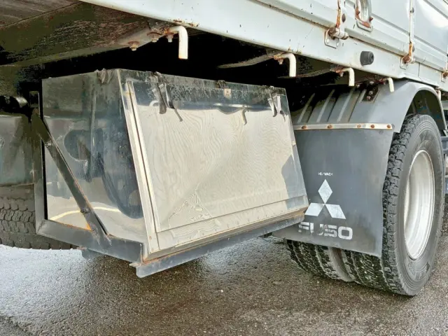 ボディー運転席側後方にステンレス製の工具箱が付いています。|三菱 ファイター 2KG-FK65FZの写真23