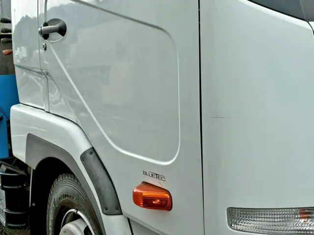 運転席側コーナーパネルに引きキズがあります。|三菱 ファイター 2KG-FK65FZの写真27