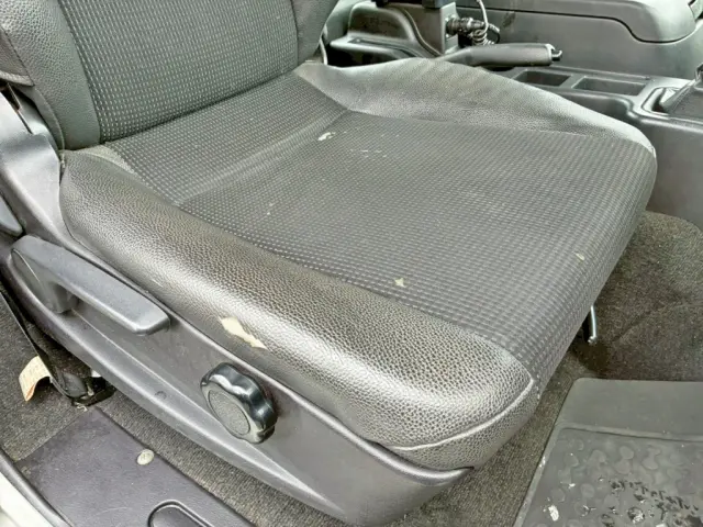 運転席座面にヘタリ・破れがあります。|三菱 ファイター 2KG-FK64F(2WD)の写真8